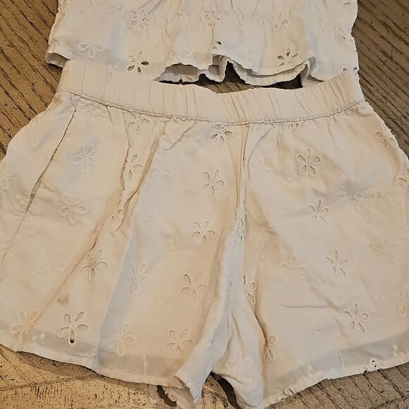 White Eyelet Crop Top and Shorts Set Size 7/8 Abercrombie - Picture 13 of 14
